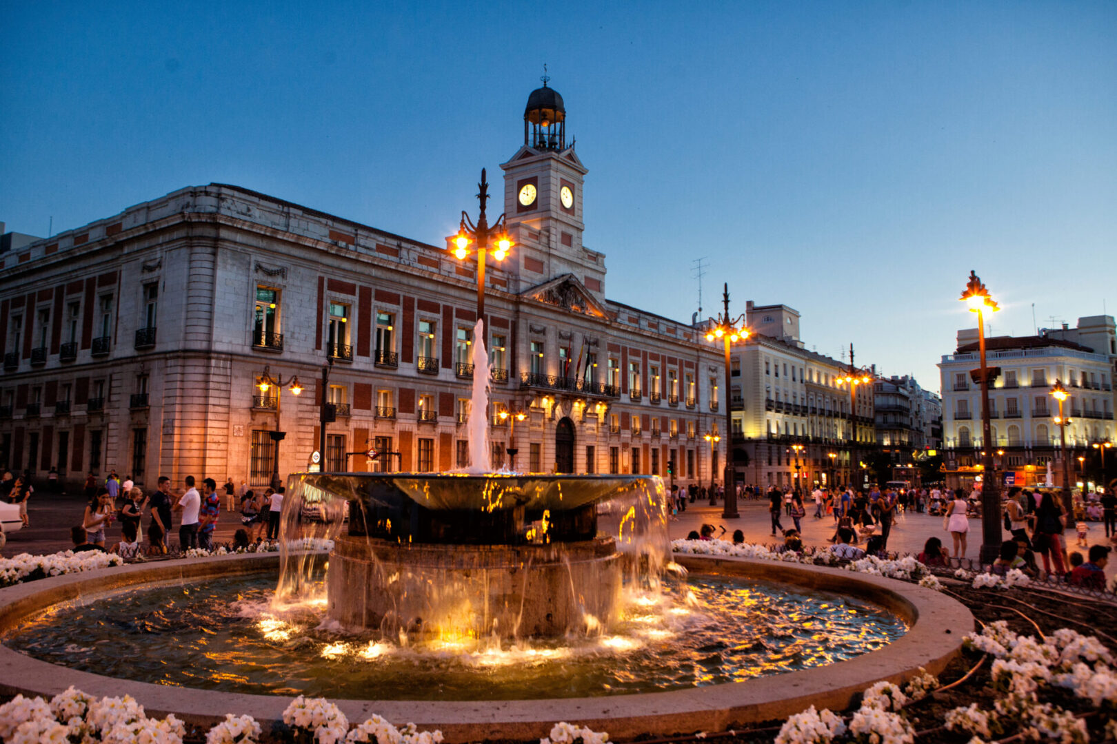 Madrid's Plaza de la Villa at night.