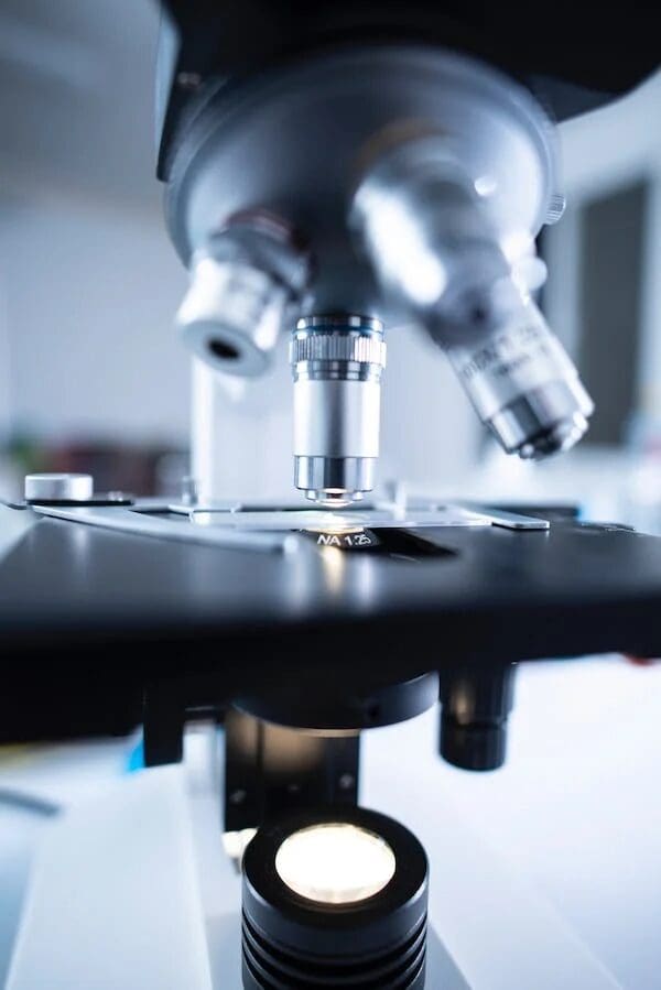A microscope is shown with focus on the lens.